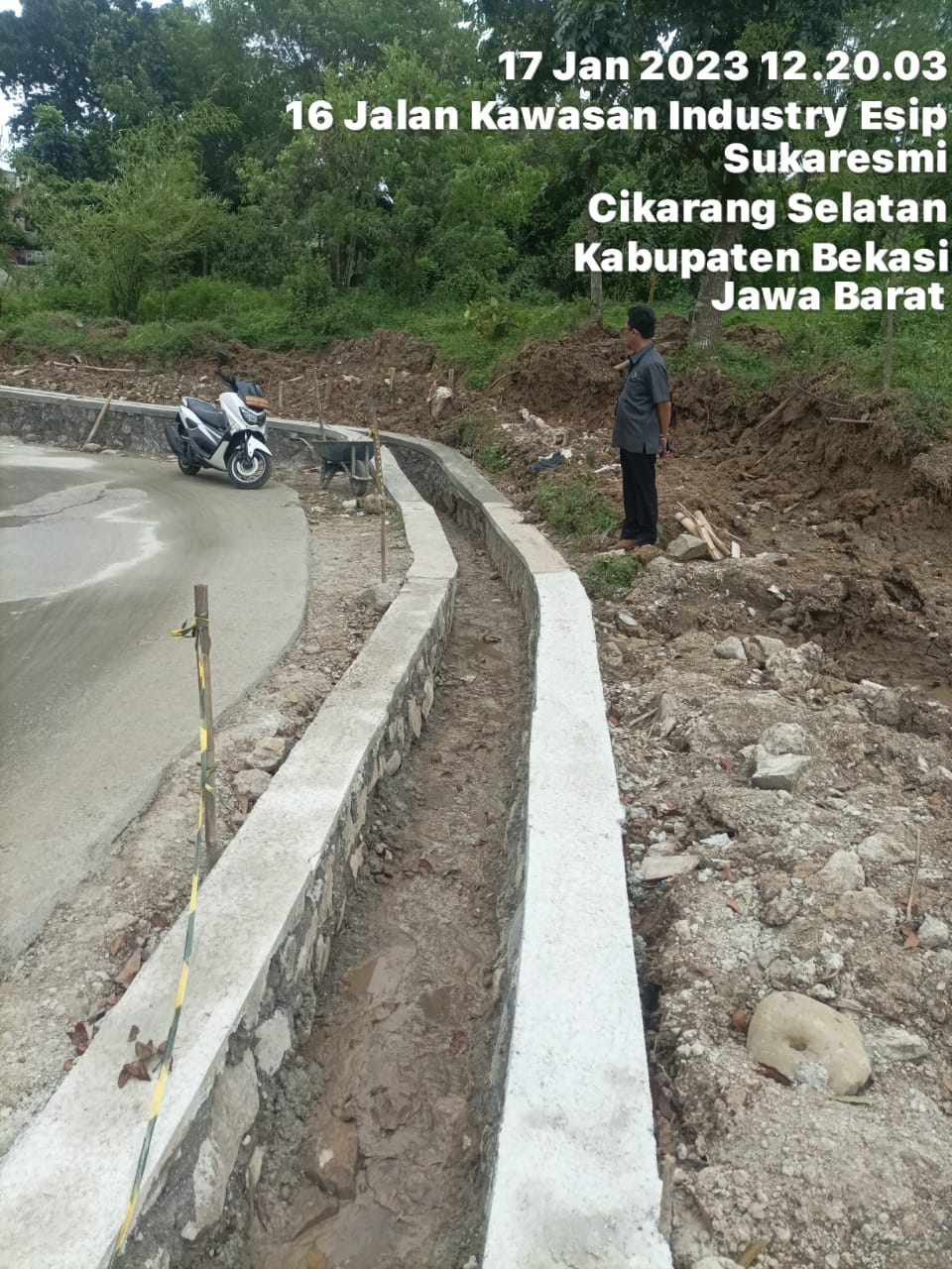 Perbaikan Saluran Air dilokasi tanah amblas Kampung Cicadas Desa Sukaresmi